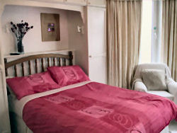 Bron Afon pink room